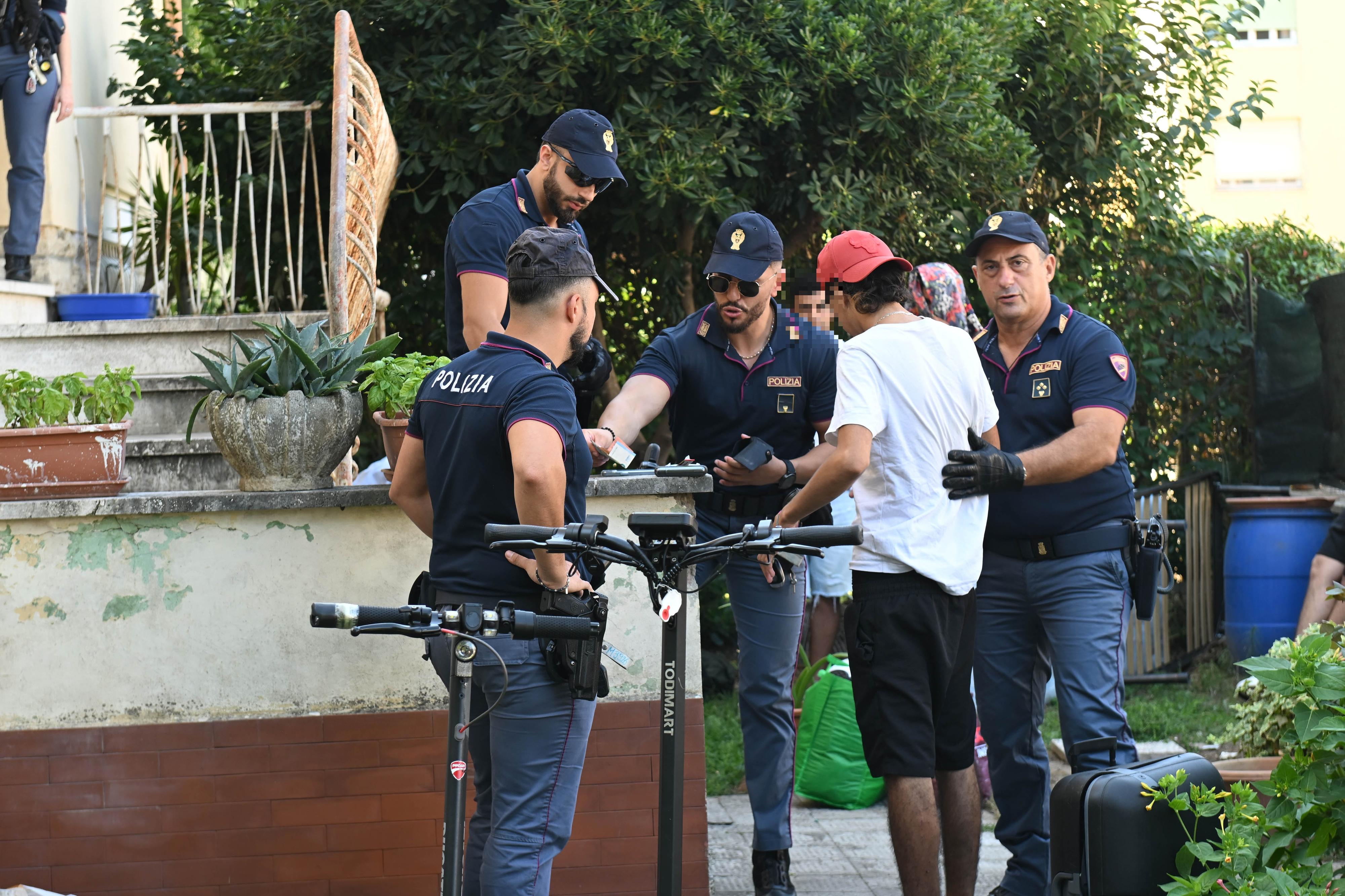 Sgomberata la casa ‘occupata’. Allacci abusivi e spaccio di droga. Il blitz dopo l’ordinanza del sindaco