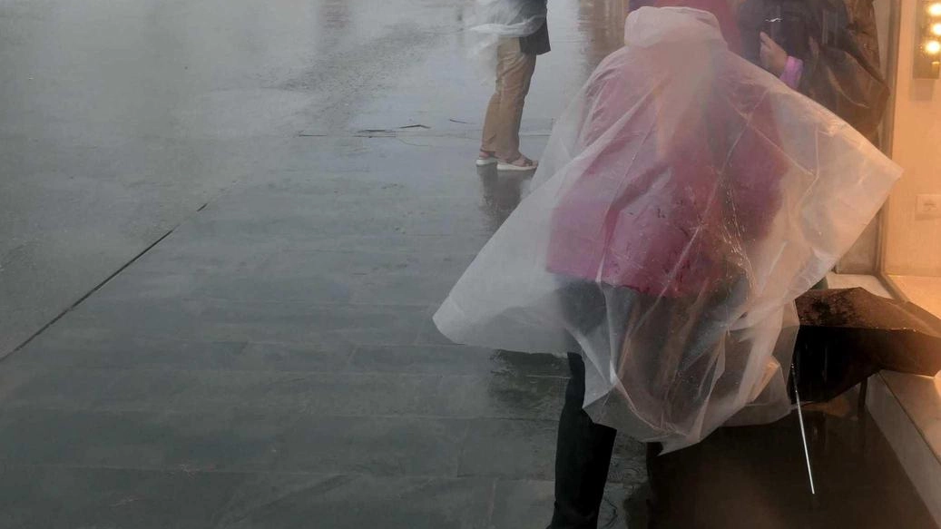 Avventori della domenica provano a ripararsi tra ombrelli e kway mentre l’acquazzone sferza la Passeggiata Avventori della domenica provano a ripararsi tra ombrelli e kway mentre l’acquazzone sferza la Passeggiata