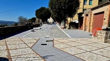 In via Abdon Menecali, davanti al tempio della Consolazione, è stato quasi completato l’intervento di risanamento della pavimentazione