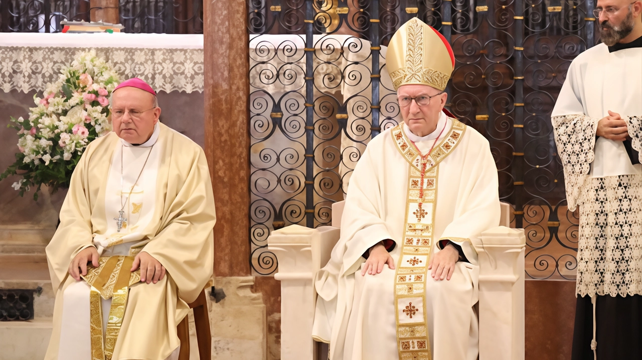Il cardinale Parolin insieme al vescovo Domenico Sorrentino Sotto l’incontro con i fedeli Il cardinale Parolin insieme al vescovo Domenico Sorrentino Sotto l’incontro con i fedeli