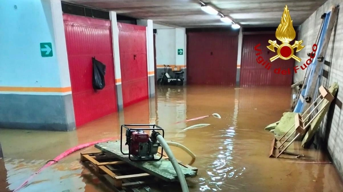 Effettuati dai Vigili del fuoco i pompaggi di acqua nei locali seminterrati e al piano strada nella zona sud della provincia di Grosseto Effettuati dai Vigili del fuoco i pompaggi di acqua nei locali seminterrati e al piano strada nella zona sud della provincia di Grosseto