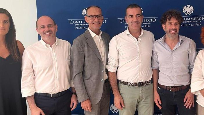https://www.lanazione.it/image-service/view/acePublic/alias/contentid/NDcwMjQ5NWYtNDBjMC00/0/piu-facile-linnovazione-per-6mila-attivita-commerciali.jpeg?f=16:9&w=1200&h=630