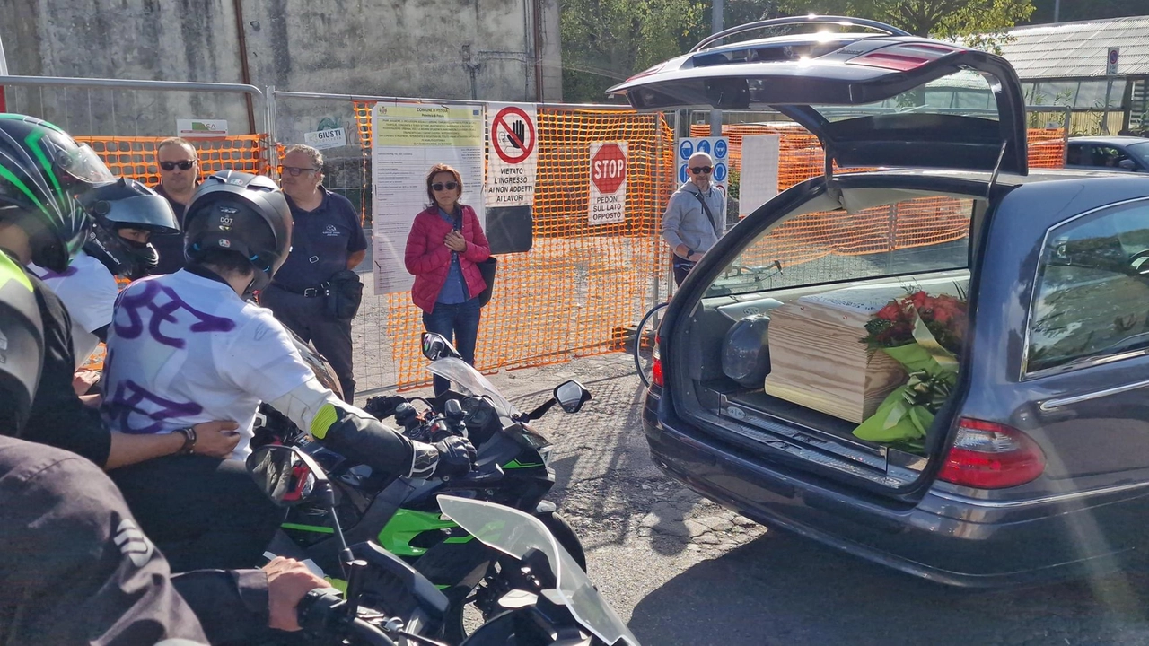 Un minuto di silenzio e poi il rombo dei motori e il suono ininterrotto dei clacson. Così ieri è stato dato l’addio al ragazzo di 22 anni morto tragicamente sulla Porrettana. Un minuto di silenzio e poi il rombo dei motori e il suono ininterrotto dei clacson. Così ieri è stato dato l’addio al ragazzo di 22 anni morto tragicamente sulla Porrettana.
