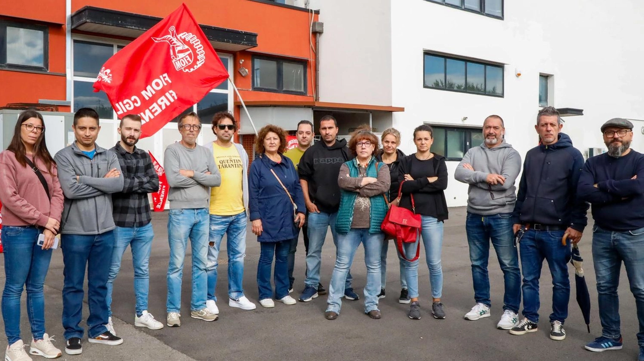 Il presidio di protesta dei lavoratori del comparto della moda dopo l’annuncio dei diciotto licenziamenti Il presidio di protesta dei lavoratori del comparto della moda dopo l’annuncio dei diciotto licenziamenti