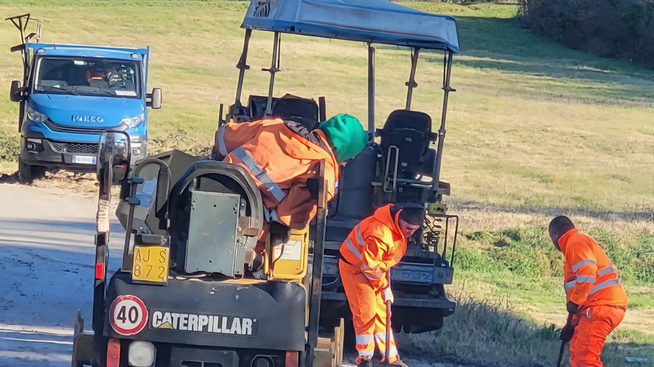 Sansepolcro investe sulla sicurezza stradale e dà il via a un importante piano di asfaltature che interesserà tutto il territorio... Sansepolcro investe sulla sicurezza stradale e dà il via a un importante piano di asfaltature che interesserà tutto il territorio...