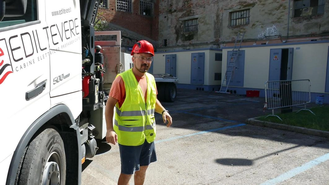 Le operazioni di trasferimento degli involucri delle cabine Enel dalla palazzina ad una zona del parcheggio Cadorna Le operazioni di trasferimento degli involucri delle cabine Enel dalla palazzina ad una zona del parcheggio Cadorna