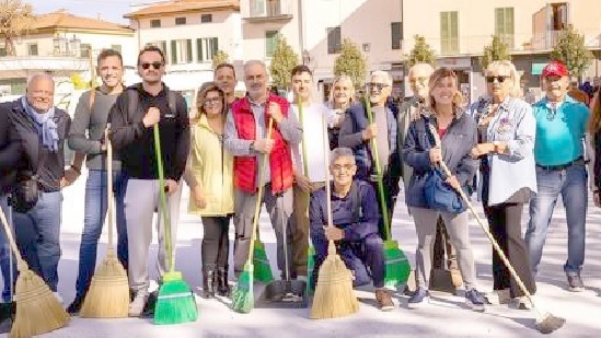La protesta con le scope in piazza a Ponsacco La protesta con le scope in piazza a Ponsacco