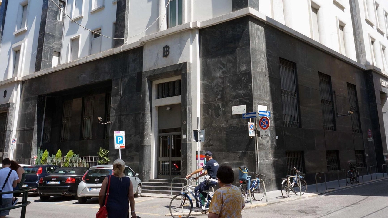 Via libera alla manifestazione di interesse all’incanto: si parte da 2,1 milioni. Congelata l’ipotesi di acquisizione del fabbricato dell’ex Provveditorato. Via libera alla manifestazione di interesse all’incanto: si parte da 2,1 milioni. Congelata l’ipotesi di acquisizione del fabbricato dell’ex Provveditorato.