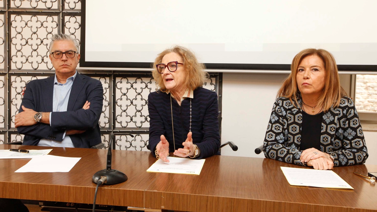 Gianluca Paglia, dg di Sei Toscana, il sindaco Nicoletta Fabio e l’assessore all’Ambiente Barbara Magi hanno presentato le novità nella raccolta rifiuti a Siena