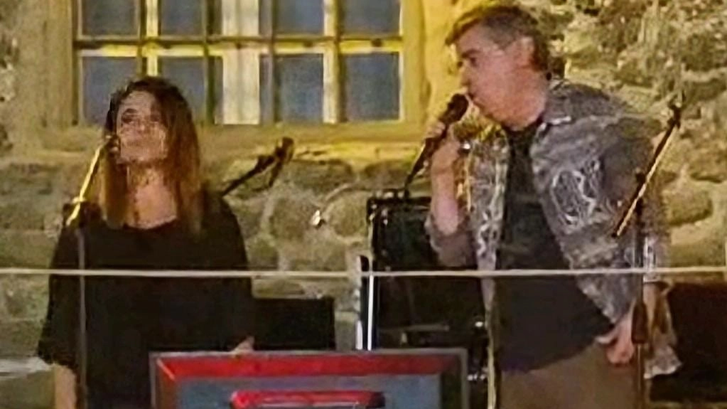 L'evento "Voglia di cantare" torna stasera a Monti con dilettanti appassionati pronti a esibirsi sul palco. Selezione di cantanti amatoriali e apericena con prodotti locali. Ingresso libero, prenotazione tavoli obbligatoria. Rinvio in caso di pioggia. L'evento "Voglia di cantare" torna stasera a Monti con dilettanti appassionati pronti a esibirsi sul palco. Selezione di cantanti amatoriali e apericena con prodotti locali. Ingresso libero, prenotazione tavoli obbligatoria. Rinvio in caso di pioggia.