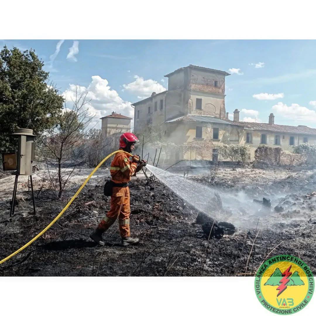 gli angeli della vab noi volontari in campo contro gli incendi ragazzi fatevi avanti