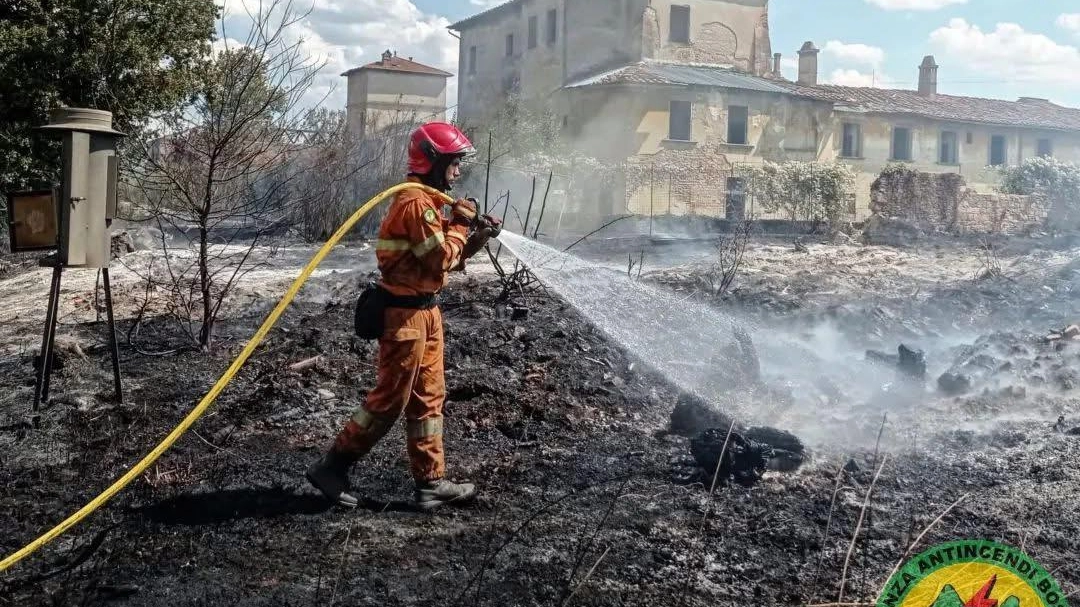 Un volontario della Vab in azione su un incendio