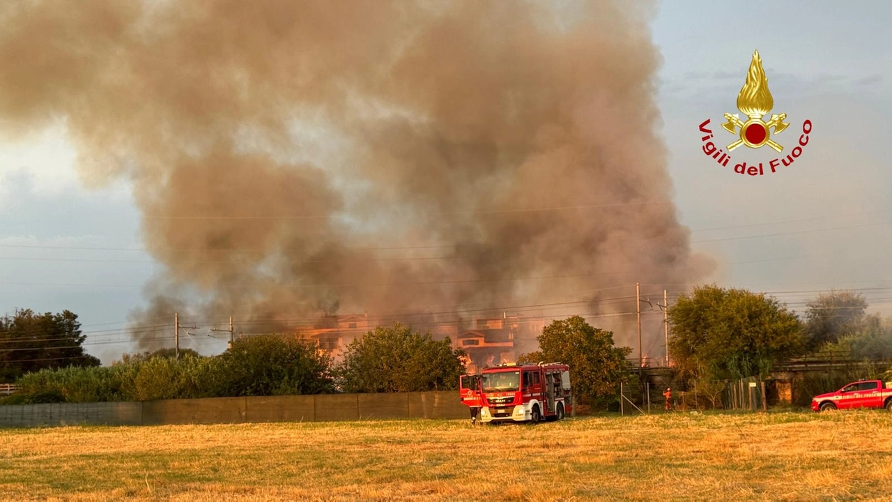 L'impressionante colonna di fumo nella foto dei Vigili del Fuoco L'impressionante colonna di fumo nella foto dei Vigili del Fuoco