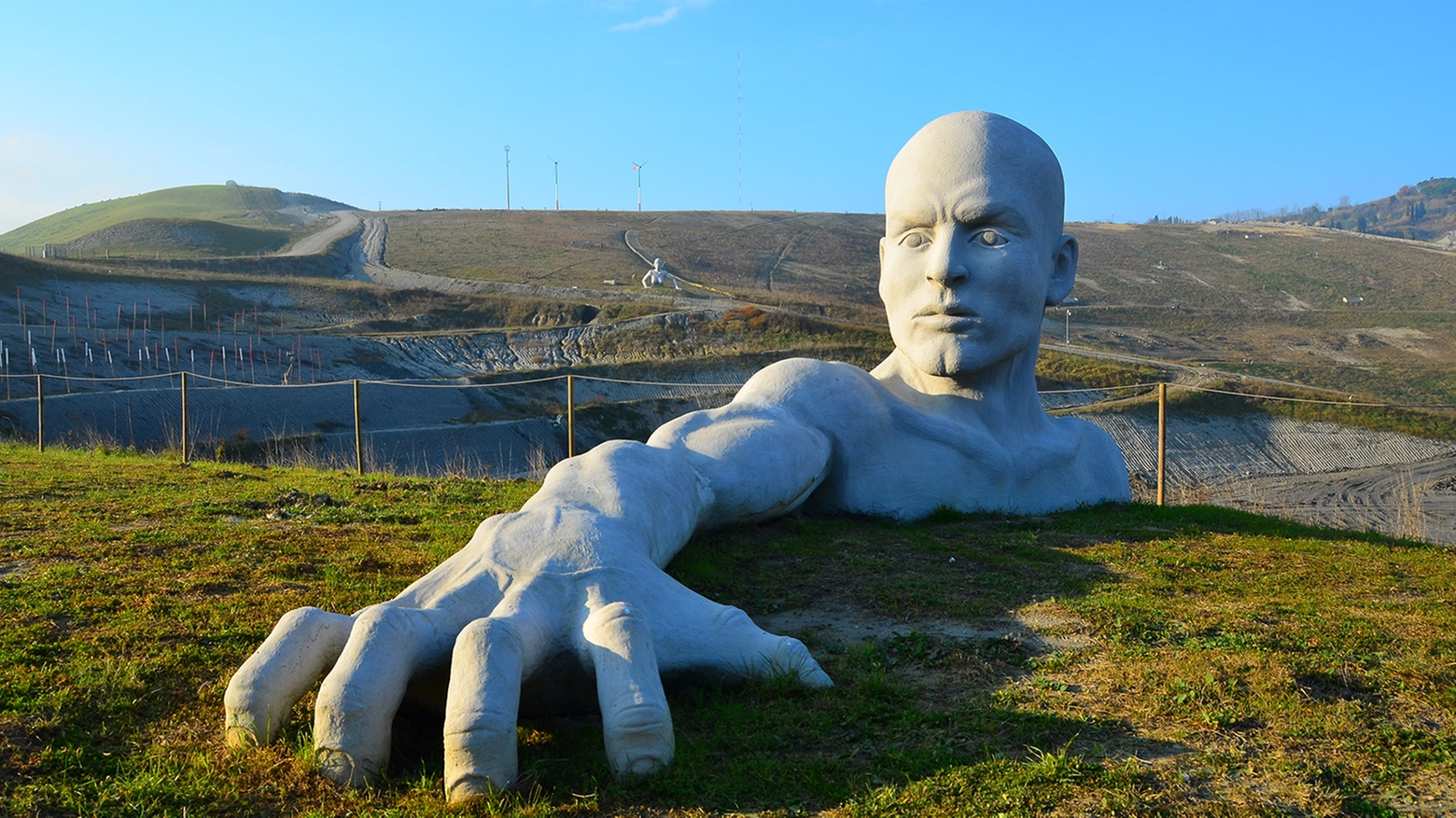 Giganti di Peccioli, una delle sculture presente nella discarica (Foto Fondazione Peccioliper)