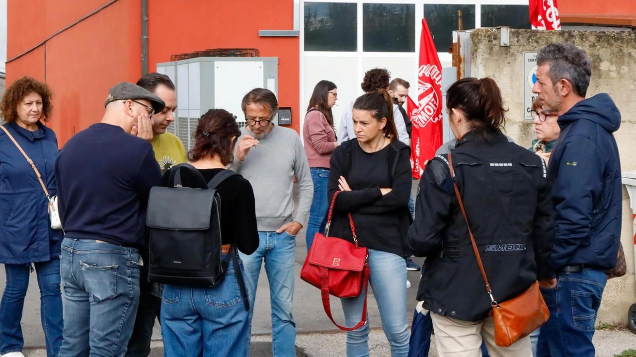 Un presidio davanti a un’azienda che produce accessori per moda a Campi Un presidio davanti a un’azienda che produce accessori per moda a Campi