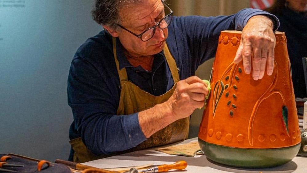 Stefano Parrini all’opera, la sua bottega si trova nel centro di Vicchio Stefano Parrini all’opera, la sua bottega si trova nel centro di Vicchio
