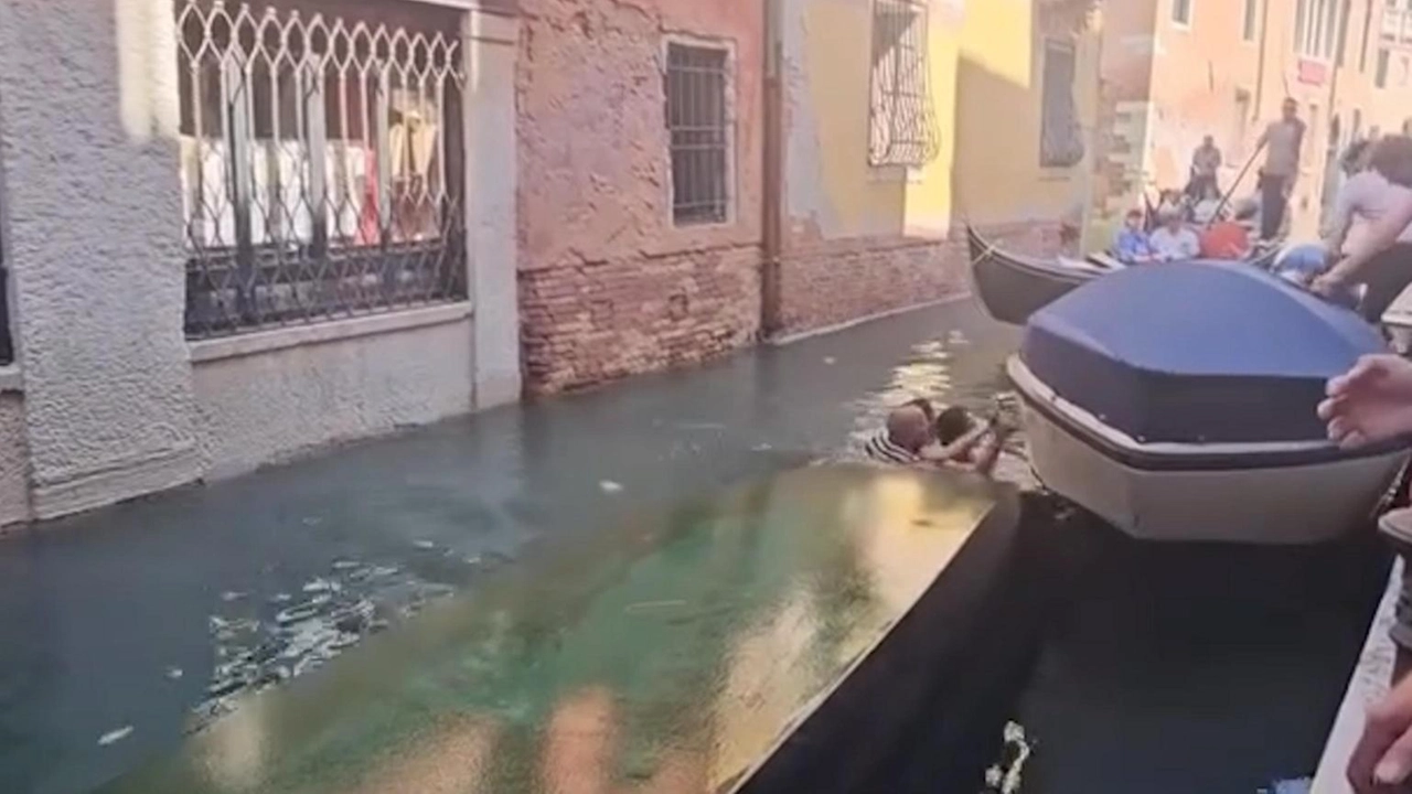 Tutti illesi, forse un movimento brusco a bordo. Video è virale