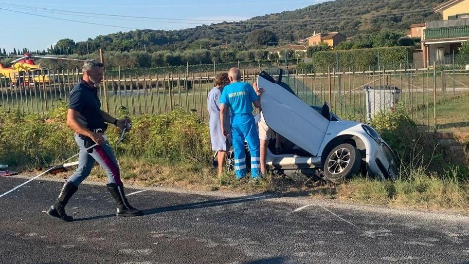 Il camion ha occupato l’intera corsia nord, la Smart è finita fuori strada. Tre feriti, nessuno grave. Caos totale: traffico bloccato per ore. Il camion ha occupato l’intera corsia nord, la Smart è finita fuori strada. Tre feriti, nessuno grave. Caos totale: traffico bloccato per ore.
