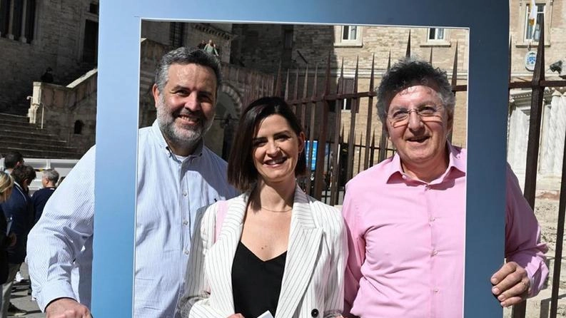 “Dritti alla fonte“ conquista Perugia. Oltre duemila libri portati, altri mille quelli arrivati da privati, case editrici e associazioni: tutti... “Dritti alla fonte“ conquista Perugia. Oltre duemila libri portati, altri mille quelli arrivati da privati, case editrici e associazioni: tutti...