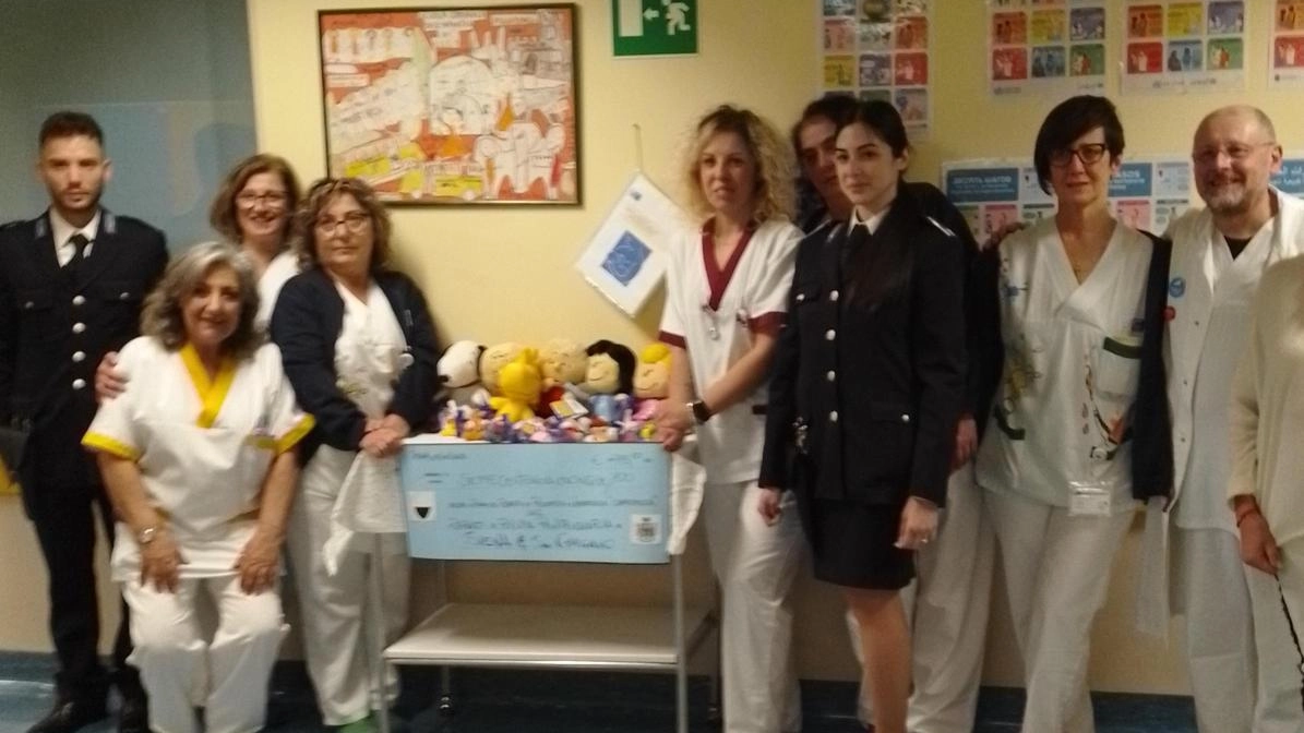 Un regalo speciale da parte degli agenti di Polizia Penitenziaria di Siena e San Gimignano all’ospedale valdelsano Un regalo speciale da parte degli agenti di Polizia Penitenziaria di Siena e San Gimignano all’ospedale valdelsano