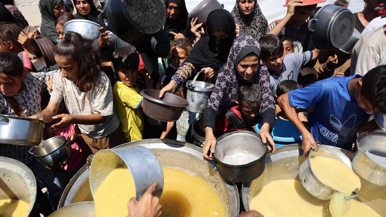 La distribuzione di cibo a Gaza City