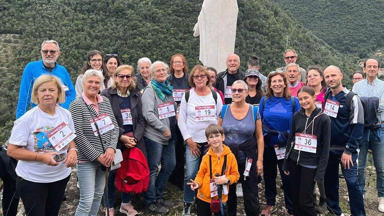 A Pietrasanta, la 2a edizione della "Marcia della Poesia" ha coinvolto una cinquantina di partecipanti, con visita a luoghi storici legati a Carducci e un murales dedicato al poeta. Un'occasione per immergersi nella cultura locale e godere di panorami suggestivi. A Pietrasanta, la 2a edizione della "Marcia della Poesia" ha coinvolto una cinquantina di partecipanti, con visita a luoghi storici legati a Carducci e un murales dedicato al poeta. Un'occasione per immergersi nella cultura locale e godere di panorami suggestivi.