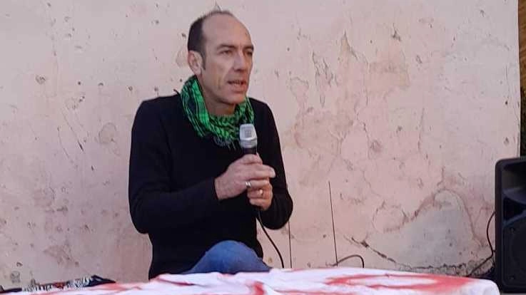 L’assemblea nella piazza del borgo organizzata dal comitato contrario all’installazione del ripetore. Ha partecipato anche un portavoce del neonato gruppo “Vezzano comune a lenta comunicazione”. L’assemblea nella piazza del borgo organizzata dal comitato contrario all’installazione del ripetore. Ha partecipato anche un portavoce del neonato gruppo “Vezzano comune a lenta comunicazione”.