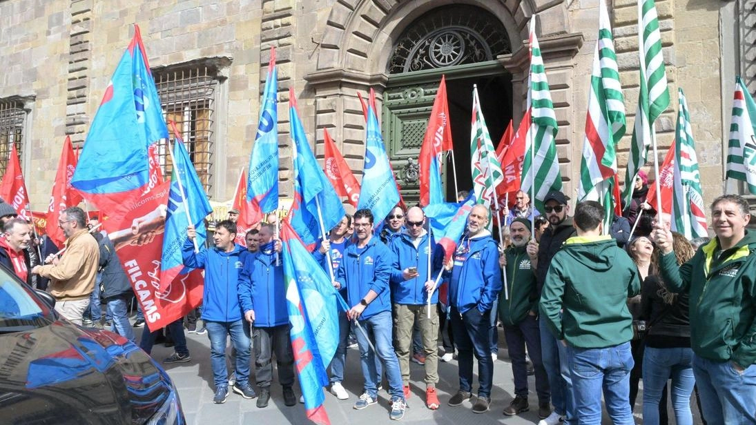 Manifestazione ieri mattina in centro davanti alla sede di Confindustria. Alta adesione allo sciopero. La protesta contro il ritiro di Federmeccanica dal tavolo di trattativa per il rinnovo del contratto.