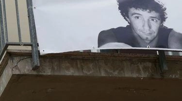 Una targa, una panchina, i film e la canzone di Sanremo: così oggi Firenze rende omaggio a Francesco, che è...