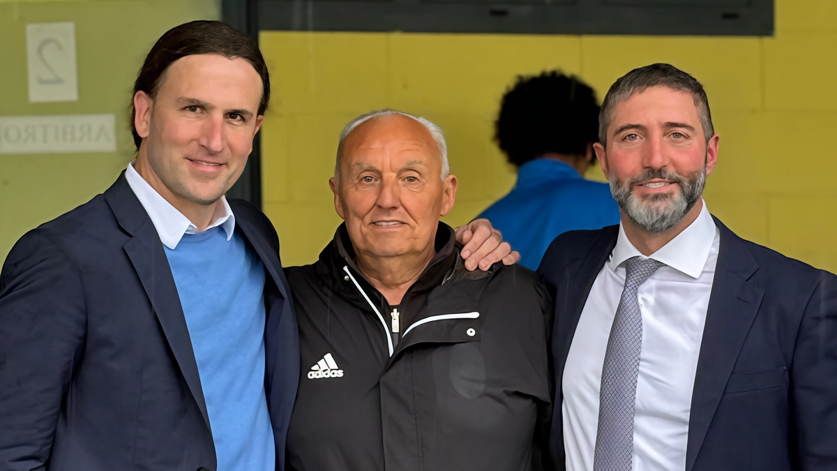 Da sinistra l’imprenditore Gregory Fancelli, il direttore sportivo. Del Grosso e il presidente dell’Antella Innocenti Da sinistra l’imprenditore Gregory Fancelli, il direttore sportivo. Del Grosso e il presidente dell’Antella Innocenti