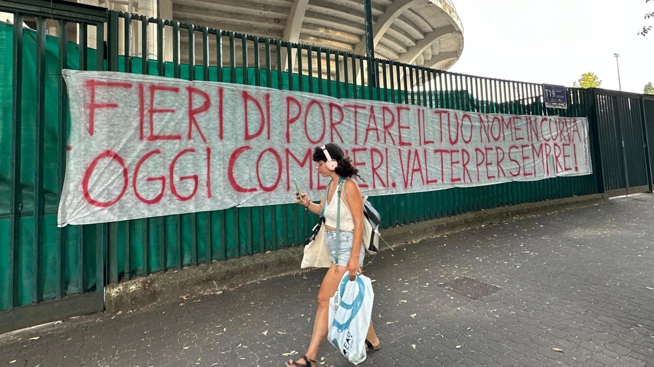 Ieri mattina la commemorazione dello storico presidente del Viola Club Viesseux. Presenti la moglie Flavia, la figlia Alice e molti tifosi che lo hanno omaggiato con cori e striscioni. Ieri mattina la commemorazione dello storico presidente del Viola Club Viesseux. Presenti la moglie Flavia, la figlia Alice e molti tifosi che lo hanno omaggiato con cori e striscioni.