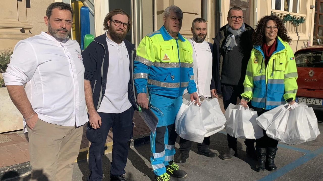Lo staff dell’hotel Principe di Piemonte durante la consegna dei pasti ai volontari della Caritas Lo staff dell’hotel Principe di Piemonte durante la consegna dei pasti ai volontari della Caritas