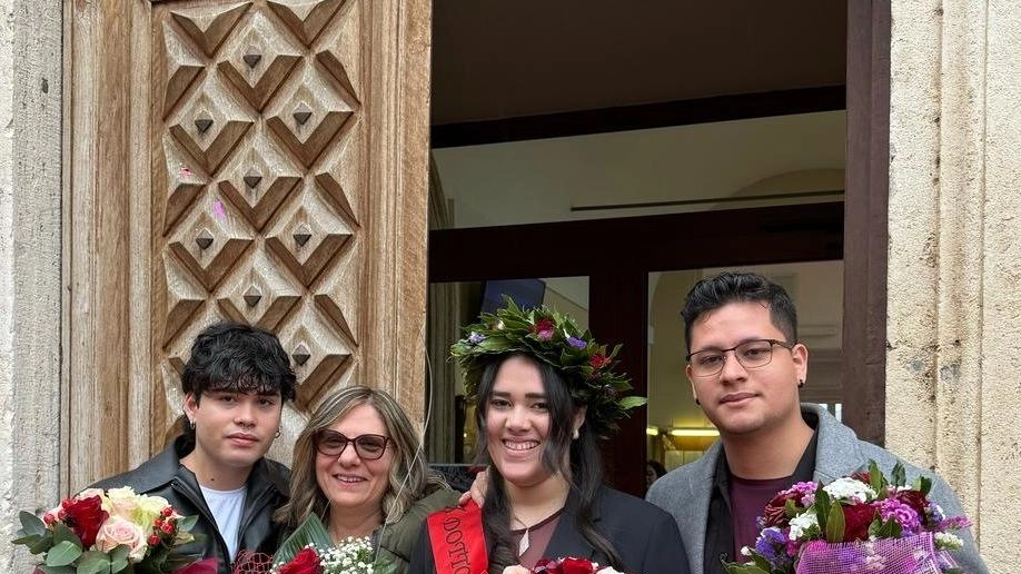 Laura Camila festeggia con la famiglia Laura Camila festeggia con la famiglia
