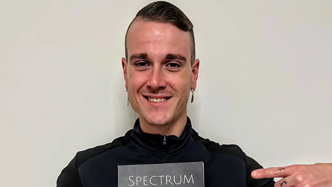 C’è qualcosa di controtempo, quasi ostinato, nella scrittura di Spectrum Vates. Fin dal primo singolo "Prosopagnosia", passando per l’album d’esordio... C’è qualcosa di controtempo, quasi ostinato, nella scrittura di Spectrum Vates. Fin dal primo singolo "Prosopagnosia", passando per l’album d’esordio...