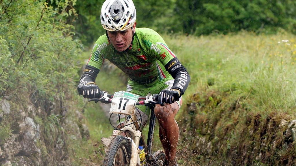 Una gara di mountain bike Una gara di mountain bike