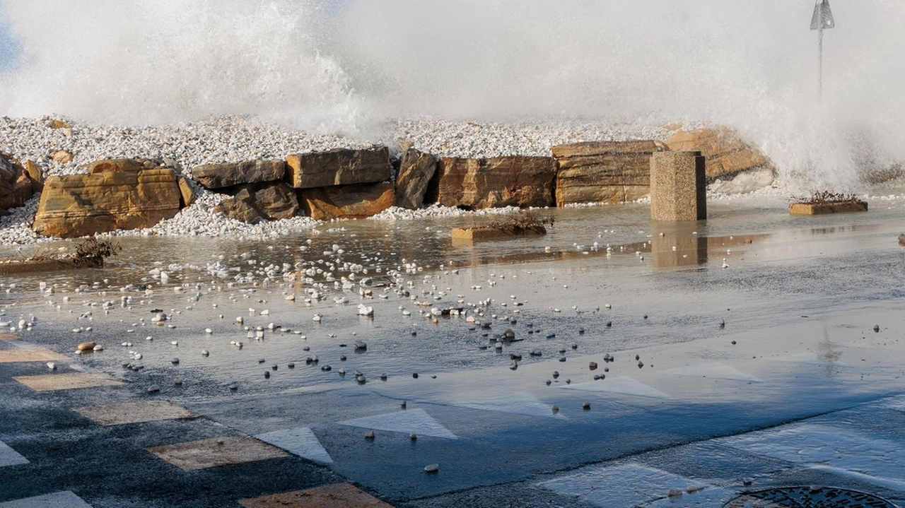 Per oggi è prevista una nuova ondata di maltempo sulla costa. Consorzio Lamma: "Il vento si intensificherà durante la giornata. con raffiche fino a 90 chilometri all’ora fino alla sera". Per oggi è prevista una nuova ondata di maltempo sulla costa. Consorzio Lamma: "Il vento si intensificherà durante la giornata. con raffiche fino a 90 chilometri all’ora fino alla sera".