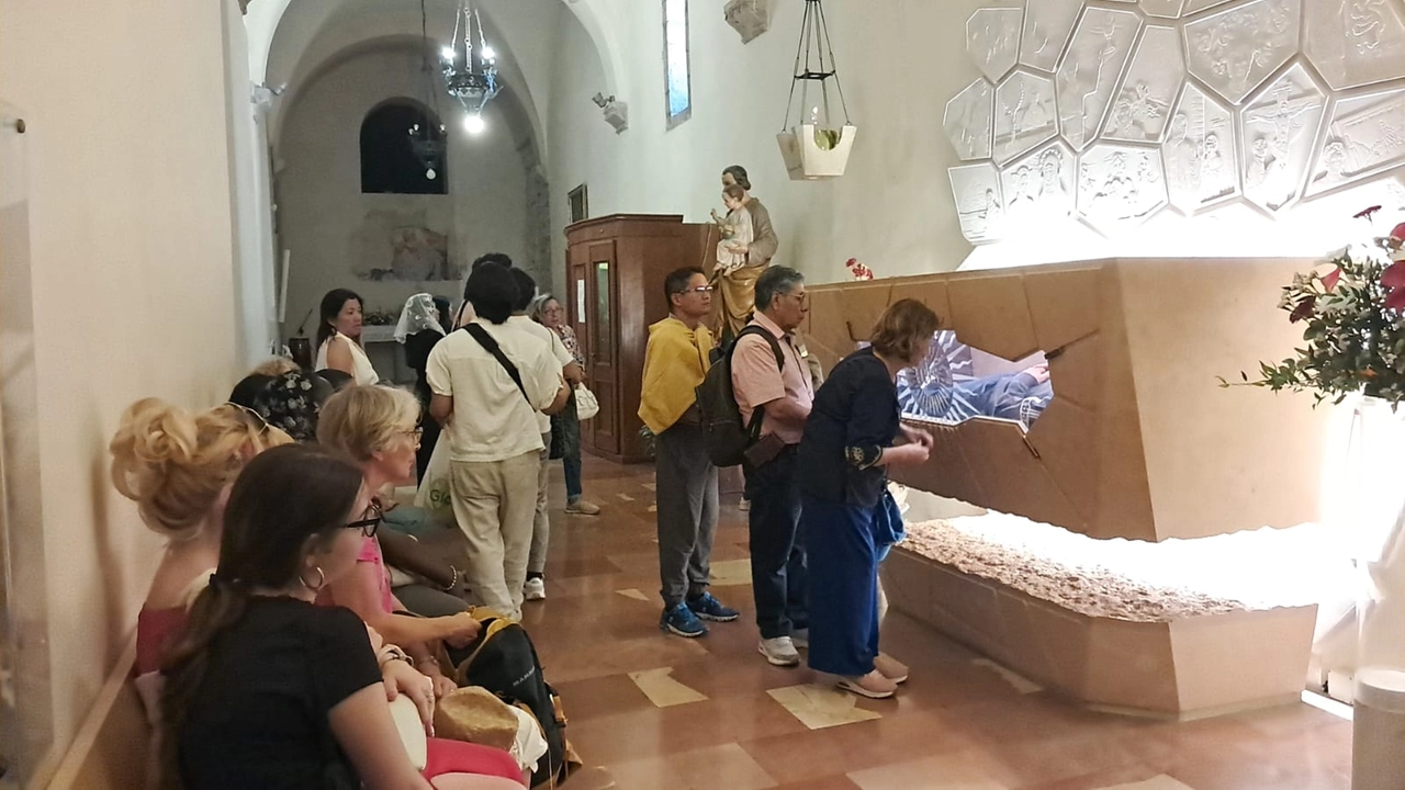 La tomba di Carlo Acutis ad Assisi: qui la mamma di Valeria ha pregato per ore