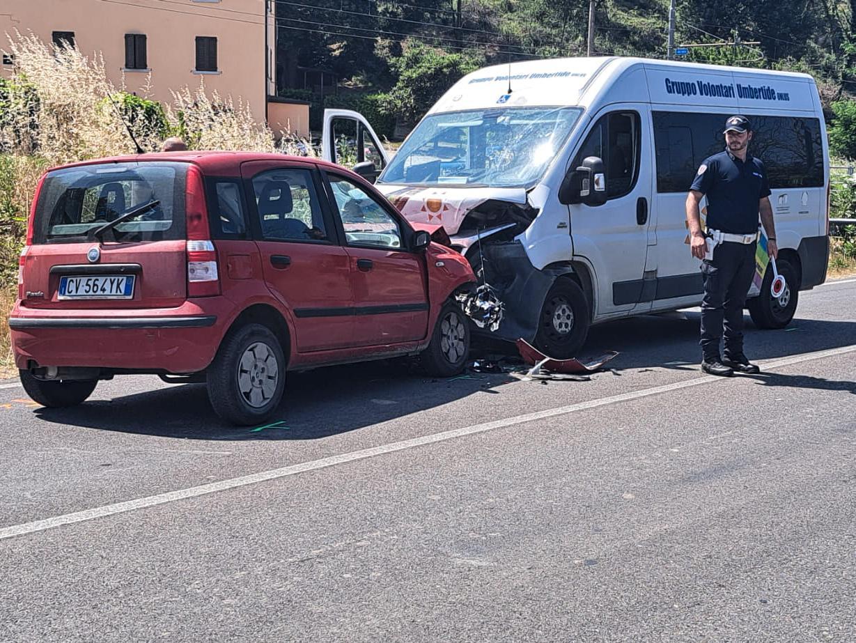 https://www.lanazione.it/image-service/view/acePublic/alias/contentid/NDdkMzMyNTMtZjY2MC00/0/auto-contro-pulmino-grave-unanziana-signora.jpeg