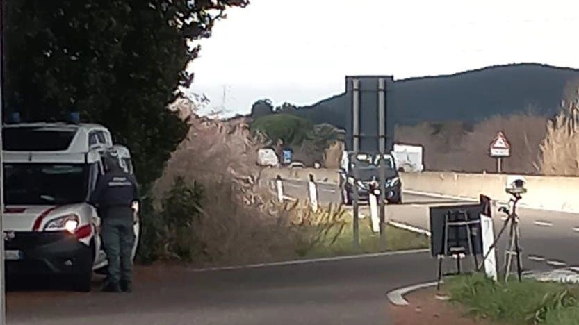 "La Polizia provinciale ha piazzato un autovelox mobile sull’Aurelia, ma la pattuglia è nascosta all’interno della piazzola e non è... "La Polizia provinciale ha piazzato un autovelox mobile sull’Aurelia, ma la pattuglia è nascosta all’interno della piazzola e non è...