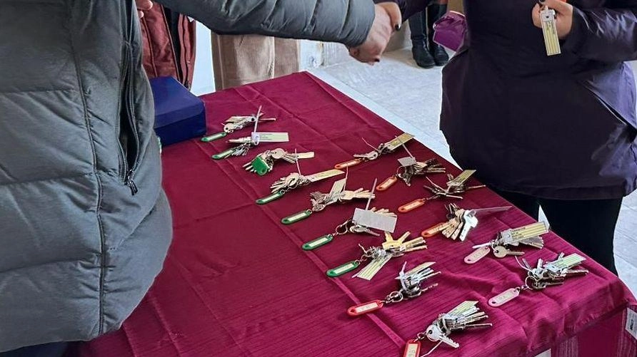 La cerimonia di assegnazione delle chiavi al nuovo edificio in via Arno. Il sindaco Conti: "E’ stato un momento davvero molto emozionante. Continuiamo a costruire ex novo e a ristrutturare il patrimonio esistente". La cerimonia di assegnazione delle chiavi al nuovo edificio in via Arno. Il sindaco Conti: "E’ stato un momento davvero molto emozionante. Continuiamo a costruire ex novo e a ristrutturare il patrimonio esistente".