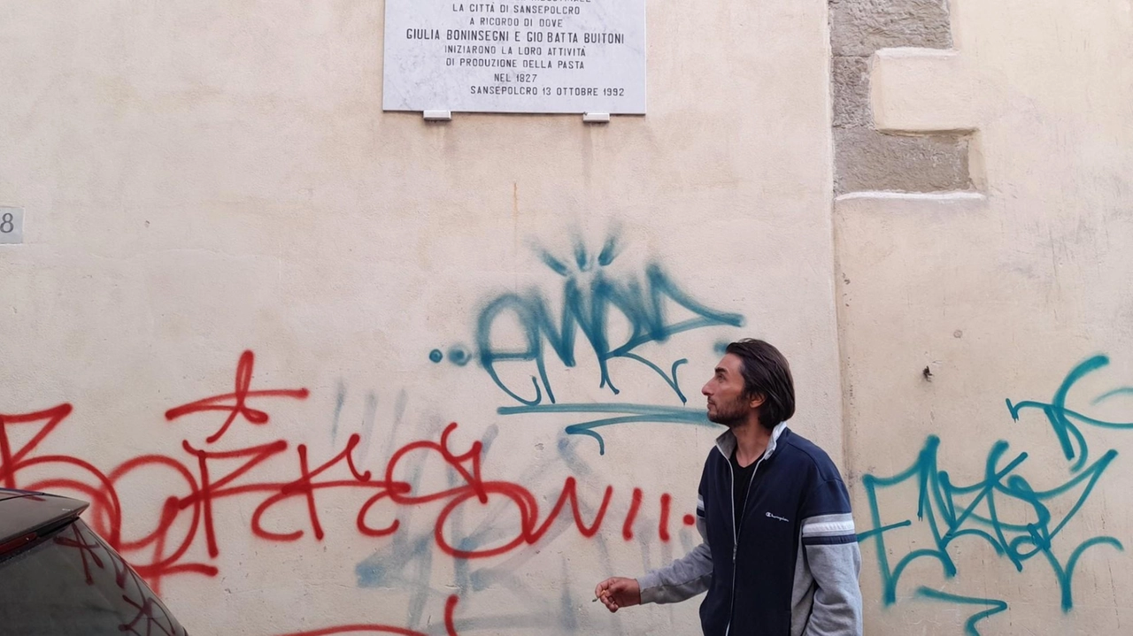 A Sansepolcro, in pieno centro storico, la facciata di Palazzo Muglioni è stata imbrattata sotto la lapide che ricorda la nascita della pasta Buitoni A Sansepolcro, in pieno centro storico, la facciata di Palazzo Muglioni è stata imbrattata sotto la lapide che ricorda la nascita della pasta Buitoni