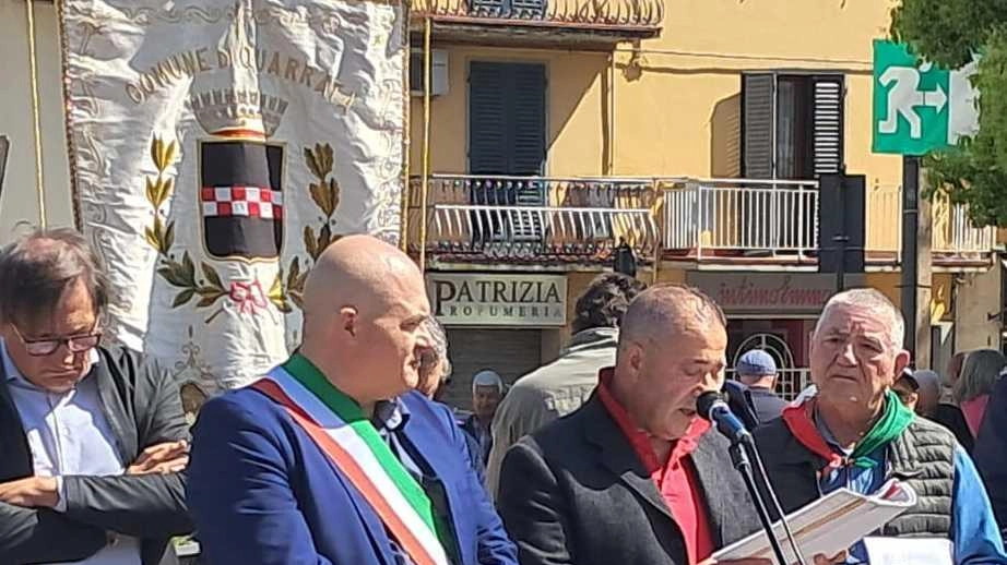 Un momento della cerimonia di ieri mattina in piazza Risorgimento a Quarrata