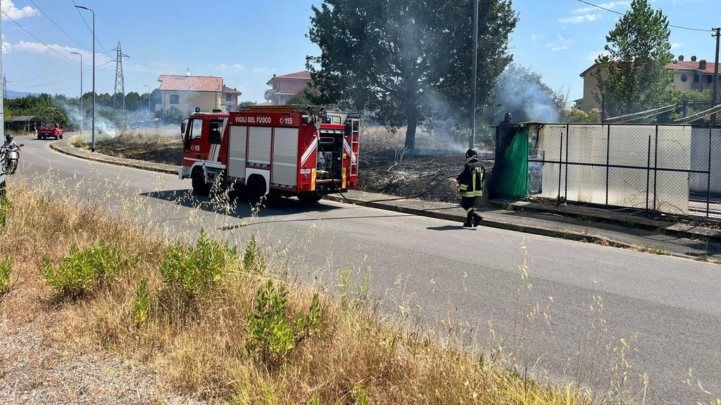 L’immediato intervento dei vigili del fuoco ha evitato che le fiamme si propagassero al vicino distributore con conseguenze. ben peggiori qualora fossero arrivate alle pompe