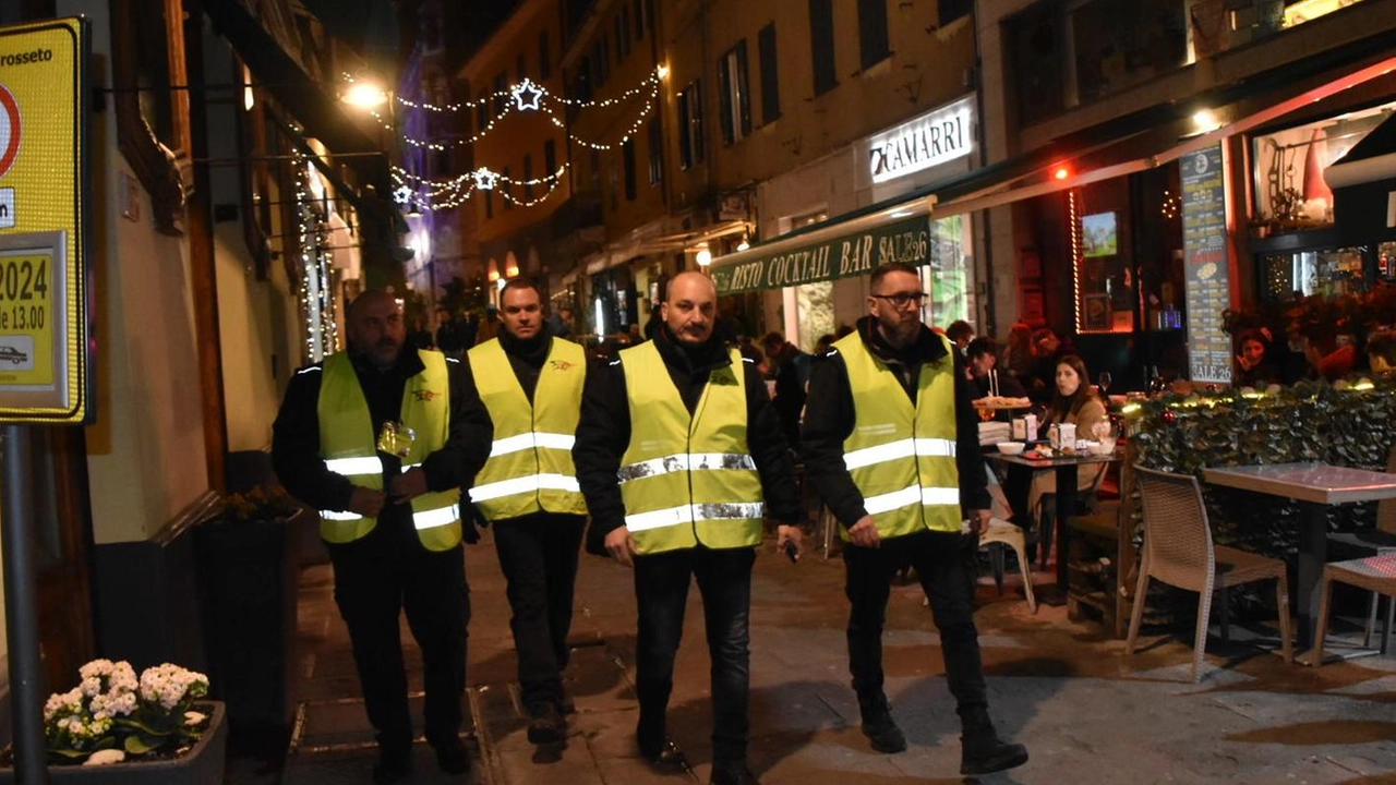 Prima giornata di lavoro nella serata. di ieri per i quattro steward impiegati per rendere la «movida sostenibile» Prima giornata di lavoro nella serata. di ieri per i quattro steward impiegati per rendere la «movida sostenibile»