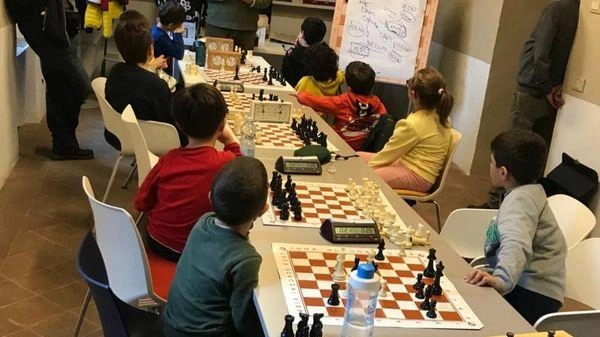 Ripartono le lezioni di scacchi alla Biblioteca Sperelliana di Gubbio, organizzate dal circolo Scacco Matto Eugubino. Appuntamenti ogni mercoledì alle 16.30 per principianti e giocatori esperti. Contattare il presidente Zaccagni per ulteriori informazioni. Ripartono le lezioni di scacchi alla Biblioteca Sperelliana di Gubbio, organizzate dal circolo Scacco Matto Eugubino. Appuntamenti ogni mercoledì alle 16.30 per principianti e giocatori esperti. Contattare il presidente Zaccagni per ulteriori informazioni.