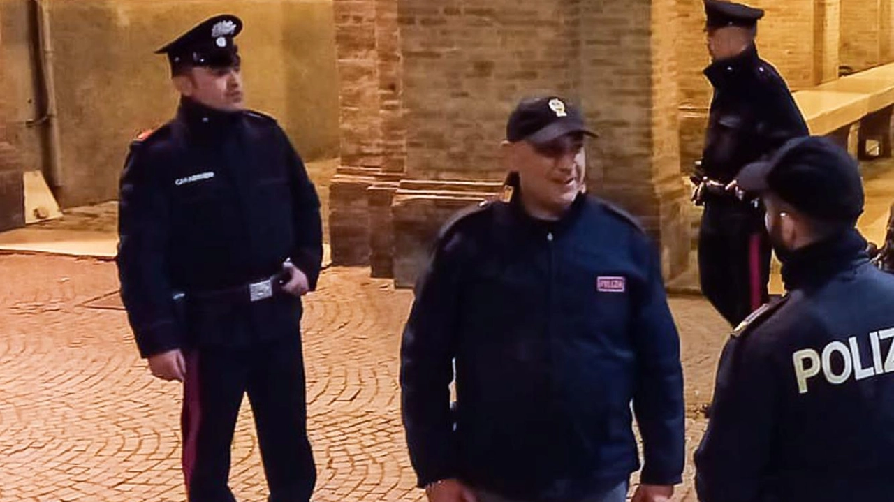 Polizia e carabinieri sono intervenuti dove è stata segnalata la lite, restando poi in zona a controllare la situazione (foto d’archivio) Polizia e carabinieri sono intervenuti dove è stata segnalata la lite, restando poi in zona a controllare la situazione (foto d’archivio)