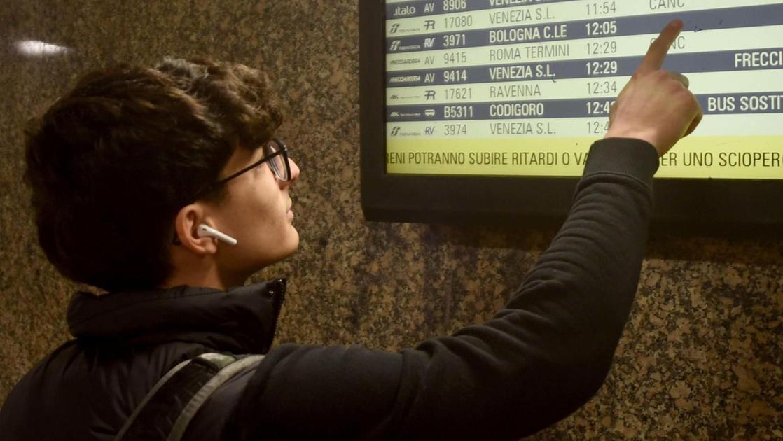 treni riprende il servizio alla stazione di signa sulla linea firenzeempoli