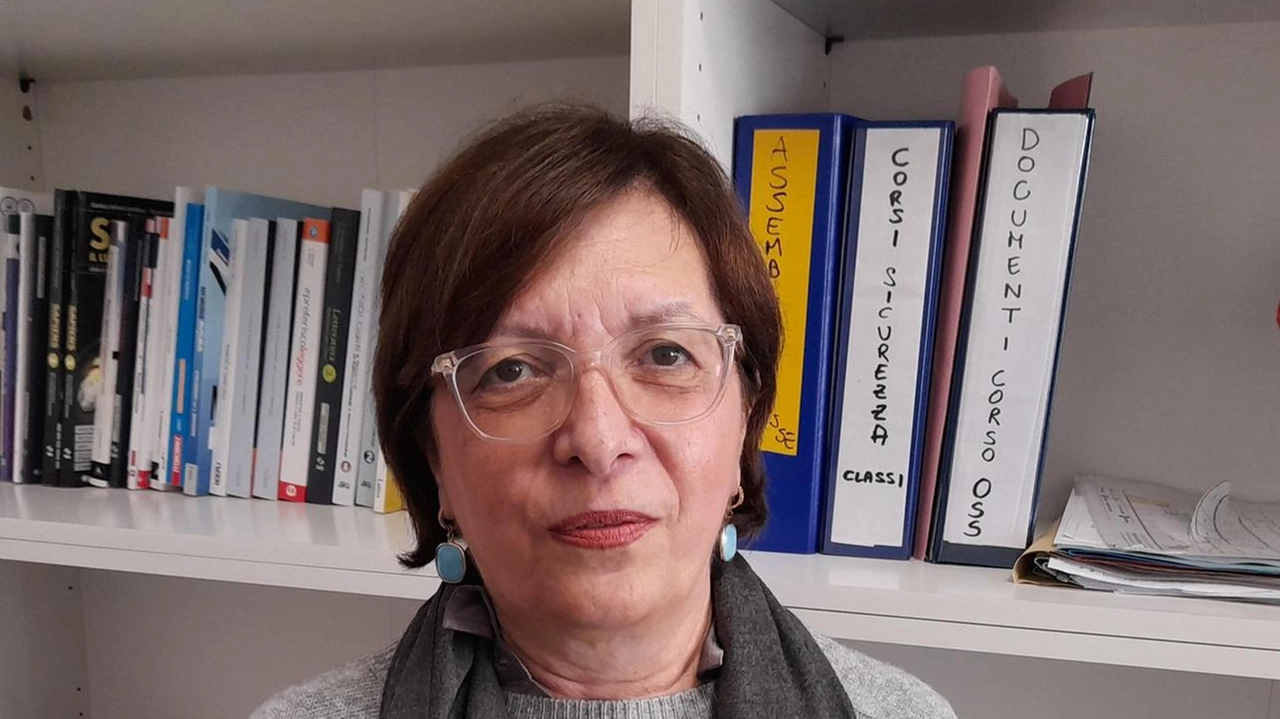 La professoressa Emilia Marocco, sarà la dirigente a Sansepolcro dalla scuola materna alle medie superiori. Fino alla fine del’anno nessuno nuovo arrivo. In Valtiberina ci sono altri due presidi: Cristiana Ciarli e Giuseppe De Iasi La professoressa Emilia Marocco, sarà la dirigente a Sansepolcro dalla scuola materna alle medie superiori. Fino alla fine del’anno nessuno nuovo arrivo. In Valtiberina ci sono altri due presidi: Cristiana Ciarli e Giuseppe De Iasi