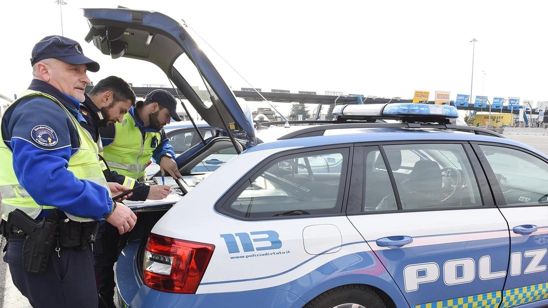 La polizia stradale di Montecatini ha fermato il veicolo sospetto sulla A11 e avviato le indagini (foto di archivio) La polizia stradale di Montecatini ha fermato il veicolo sospetto sulla A11 e avviato le indagini (foto di archivio)