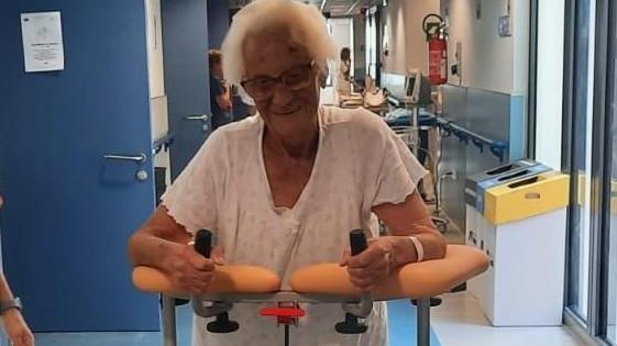 Operata al femore a 101 anni. Ha iniziato a camminare . Il ‘prodigio‘ della signora Velia Operata al femore a 101 anni. Ha iniziato a camminare . Il ‘prodigio‘ della signora Velia